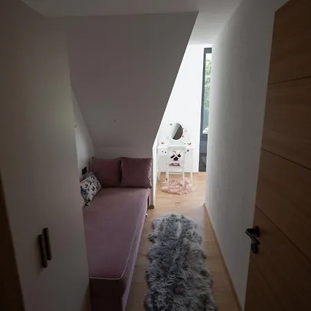 Vikendica Smetovi * 泽尼察